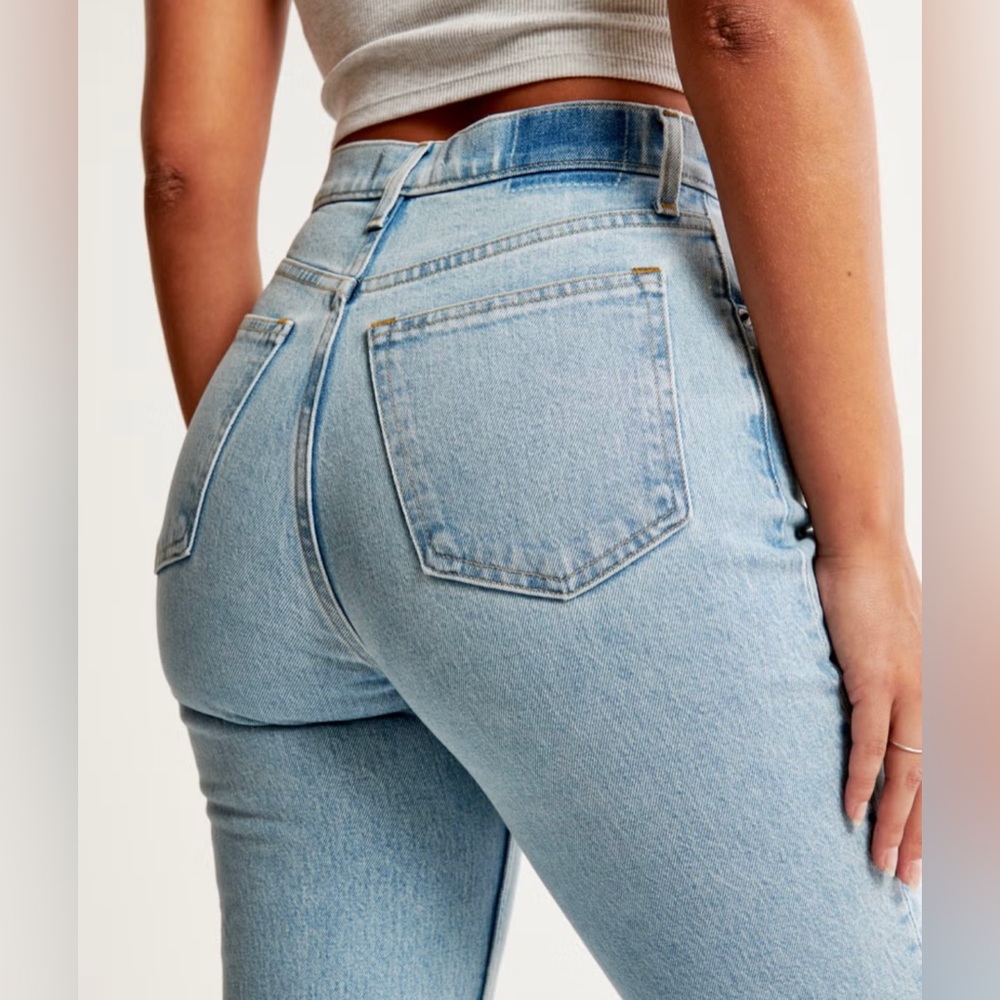 Abercrombie & Finch - Curve Love -Ultra High Rise 90’s Straight Leg Jean-